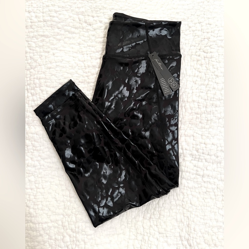 KINESIS Women’s Black Cheetah Print. Medium Rise. Crop Length Leggings NWT